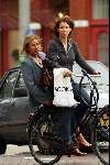 Amsterdam 3 oktober 2003
Frederique v d Wal met moeder op fiets