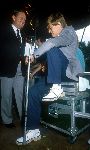Gerrie Kneteman 1983 op krukken na een zwaar ongeval