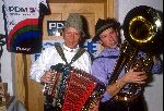 1990 Gerrie Kneteman als PR man voor de PDM wielerploeg
samenmuziek makend met ploegleider Jan Gisbers