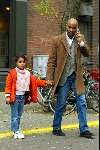 Amsterdam 19 oktober 2003
Humberto Tan winkelen met zijn dochter op cornelis schuytstraat met gsm