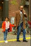 Amsterdam 19 oktober 2003
Humberto Tan winkelen met zijn dochter op cornelis schuytstraat met gsm
