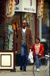 Amsterdam 19 oktober 2003
Hmberto Tan winkelen met zijn dochter op cornelis schuytstraat