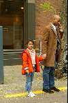 Amsterdam 19 oktober 2003
Hmberto tan winkelen met zijn dochter op cornelis schuytstraat met gsm