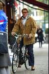 Amsterdam 2 oktober 2003
Jeroen Krabbe met de fiets op cornelis schuytstraat
