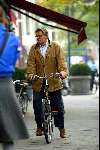 Amsterdam 2 oktober 2003
Jeroen Krabbe met de fiets op cornelis schuytstraat