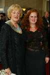 Utrecht 3 oktober 2003
Uitreiking gouden kalveren in schouwburg utrecht
Burgemeester Mevr. Brouwer-Korf van Utrecht met dochter