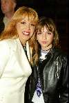 Tilburg 13 oktober 2003
Premiere kunt u mij de weg naar hamelen vertellen...
Patricia Paay met dochter en beveiliging