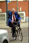 Amsterdam 2 oktober 2003
Wim kok op de fiets