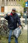 Amsterdam 27 oktober 2002
Zwerver steelt kleren uit Leger des Heils bak