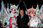 Hong Kong 9oktober 2004
Princess Model of the world verkiezing.
Aad Ouborg met chinese mensen in klederdracht