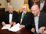 Amsterdam, 23 Oktober 2004
Ondertekening driejarig kontrakt van Bassie & Adriaan
Aad v d Toor en Bas v d Toorn ) voor Nickelodeon