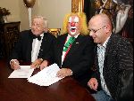 Amsterdam, 23 Oktober 2004
Ondertekening driejarig kontrakt van Bassie & Adriaan
Aad v d Toor en Bas v d Toorn ) voor Nickelodeon
