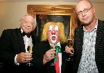 Amsterdam, 23 Oktober 2004
Ondertekening driejarig kontrakt van Bassie & Adriaan
Aad v d Toor en Bas v d Toorn ) voor Nickelodeon
