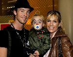 Schiphol 12 oktober 2004
Charly Luske met Tanja Jess en zoontje Billy op schiphol.
