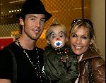 Schiphol 12 oktober 2004
Charly Luske met Tanja Jess en zoontje Billy op schiphol.