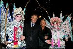 Hong Kong 9oktober 2004
Princess Model of the world verkiezing.
Aad Ouborg met chinese mensen in klederdracht en Els Ouborg
