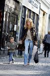 Amsterdam 19 oktober 2004
Estelle Gullit met Maxim Gullit op Cornelis Schuytstraat