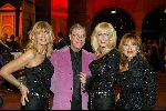 Amsterdam  1 janari 2002
Nieuwjaarsfeest Staatsloterijshow in de beurs van Berlage.
Frans Molenaar met de Dutch Divas