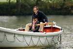 Nigtevecht 17 oktober 2004
Jort Kelder en Georgina Verbaan varen met hun sloep op de Vecht.