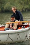 Nigtevecht 17 oktober 2004
Jort Kelder en Georgina Verbaan varen met hun sloep op de Vecht.