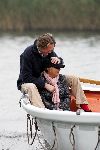 Nigtevecht 17 oktober 2004
Jort Kelder en Georgina Verbaan varen met hun sloep op de Vecht.