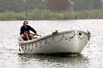 Nigtevecht 17 oktober 2004
Jort Kelder en Georgina Verbaan varen met hun sloep op de Vecht.