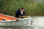 Nigtevecht 17 oktober 2004
Jort Kelder en Georgina Verbaan varen met hun sloep op de Vecht.