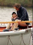 Nigtevecht 17 oktober 2004
Jort Kelder en Georgina Verbaan varen met hun sloep op de Vecht.