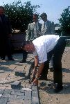 5 Juni 1996
Gerrie Kneteman in zijn oude vak als stratenmaker