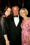 Amsterdam 18 oktober 2004
Uitreiking Beau Monde awards in Tuschinski.
Harry Mens met dochters Marloes en Suze