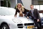 Nieuwerkerk a/d Ijssel 1 november 2004
Inge de Bruijn met haar nieuwe Porsche Cayenne en Sjaak v Vliet