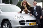 Nieuwerkerk a/d Ijssel 1 november 2004
Inge de Bruijn met haar nieuwe Porsche Cayenne en Sjaak v Vliet