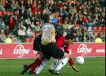 Den bosch, 7 november 2004
FC Den bosch-PSV, eindstand 0-3
Jan Vennegoor of Hesselink wordt van de bal afgehouden door doelman Martijn v Strien