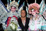Hong Kong 9oktober 2004
Princess Model of the world verkiezing.
Joop Braakhekke met chinese mensen in klederdracht