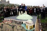 Den Haag 4 oktober 2004
Presentatie  van het plaatsen van het circustheater in Madurodam. 
Joop v d Ende en Janine v d Ende