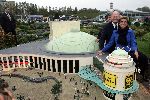 Den Haag 4 oktober 2004
Presentatie  van het plaatsen van het circustheater in Madurodam. 
Joop v d Ende en Janine v d Ende