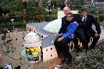 Den Haag 4 oktober 2004
Presentatie  van het plaatsen van het circustheater in Madurodam. 
Joop v d Ende en Janine v d Ende