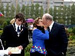 Den Haag 4 oktober 2004
Presentatie  van het plaatsen van het circustheater in Madurodam. 
Joop v d Ende en Janine v d Ende kussend