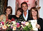 Amsterdam 27 oktober 2004
Presentatie boek van Leco v Zadelhoff.
Leontine Borsato en Leco en Angela Groothuizen
