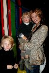 Rotterdam 16 oktober 2004
Premiere Film van ome Willem in Luxor theater.
Leontine  Borsato met zoontje Senna en Luca