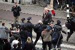 Amsterdam 2 november 2004
Theo v Gogh vermoord in Amsterdam. Sporenonderzoek door politie. Onrust bij publiek en pers