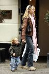 Amsterdam 15 oktober 2004
Tanja Jess met zoontje Billy op PC Hooftstraat