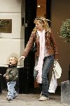 Amsterdam 15 oktober 2004
Tanja Jess met zoontje Billy op PC Hooftstraat bij Wolford