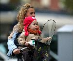 Amsterdam 27 oktober 2004
Tatum Dagelet met Toy Travis op fiets.