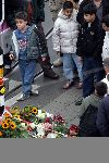 Amsterdam 2 november 2004
Theo v Gogh vermoord in Amsterdam. 
Sporenonderzoek door politie. 
Bloemen met alochtone mensen