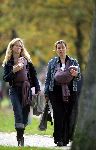 Amsterdam 21 oktober 2004
Trijntje Oosterhuis en Willemijn Verloop in vondelpark met baby