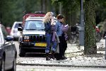 Amsterdam 21 oktober 2004
Trijntje Oosterhuis en Willemijn Verloop in vondelpark met baby
