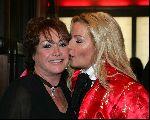 Amsterdam 18 oktober 2004
Uitreiking Beau Monde awards in Tuschinski.
Viola Holt en Christine v d Horst kussend