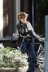 Amsterdam 2 oktober 2004
Wendy v Dijk op fiets met gsm
