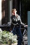 Amsterdam 2 oktober 2004
Wendy v Dijk op fiets met gsm